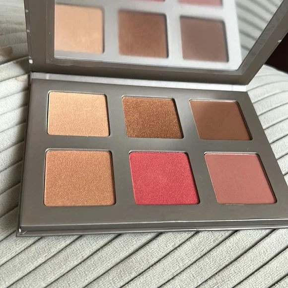🎉HP🎉Iconic London Blaze Chaser Face Palette - Picture 3 of 5